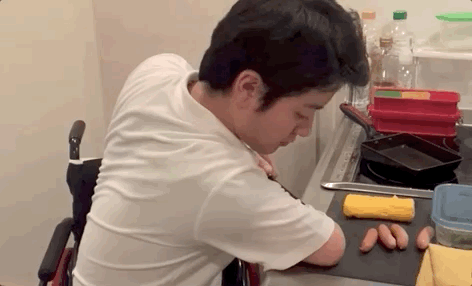 Chàng trai Nhật mất tay, chân vì tai nạn trở thành vlogger nổi tiếng