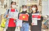 Người Việt tặng khẩu trang miễn phí ở Nhật Bản