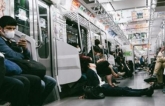 Gửi đến bạn: những người đang nằm 1 mình trên 1 góc giường nào đó ở Nhật Bản, 1 ai đó đang ngồi trên chuyến tàu muộn, 1 ai đó đang buồn vì thất nghiệp