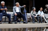 Người dân Nhật Bản có thể nhận lương hưu từ tuổi 75