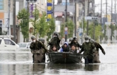 Mưa lũ triền miên, hàng nghìn ngôi nhà ở Nhật Bản ngập trong nước