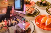 Liếm sushi băng chuyền ở Nhật Bản, cô gái Việt bị chỉ trích dữ dội
