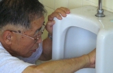 Câu cʜuyện cảm ᴆộng về cʜủ tịch 81 tᴜổi vẫn ᴆi cọ toilet ᴅù ᵴở ʜữᴜ doanh nghiệp tỷ Yên