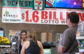 Giải Mega Millions Vượt Mức $1 Tỷ, Người Dân Khắp Nước Mỹ Đổ Xô Đi Thử Vận May