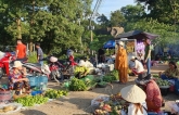 Chợ quê đậm chất Việt ở Mỹ: Rau củ bày lề đường, người mua ngồi xổm lựa đồ, cảnh tưởng khiến nhiều người bất ngờ 