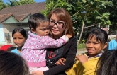 Chị Hồng Sâm người mẹ Mỹ gốc Việt của 300 người con dùng hơn 90% lợi nhuận từ kinh doanh để làm từ thiện