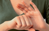 Học người Nhật trị bệnh trong 3 phút chỉ bằng cách nắm các ngón tay cực hay