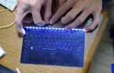 Khó tin: Bị cấm mang Laptop đến trường, học sinh cấp 3 tự “chế” luôn máy tính từ một vật hết sức quen thuộc