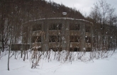 Bí ẩn rùng mình về 'ngôi trường tròn' bỏ hoang nổi tiếng nhất Nhật Bản