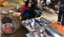 Chàng trai Đăk Lăk gặp mẹ bán cá sau 3 năm đi xuất khẩu lao động ở Nhật Bản