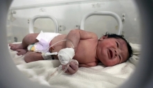Hàng nghìn người khắp thế giới xin nhận nuôi em bé sinh ra từ đổ nát: Mong con đời bình an