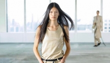 'Cô Tấm' gốc Việt biến vỏ tôm thành vải, trình diễn trên sàn thời trang New York: 'Tôi muốn đặt trách nhiệm bảo vệ môi trường lên trên hết'