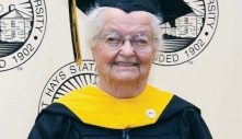 Nể phục cụ bà 95 tuổi tốt nghiệp Đại học, 98 tuổi lấy bằng Thạc sĩ
