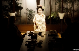 Bí mật đằng sau khuôn mặt trắng như sứ của Geisha Nhật Bản