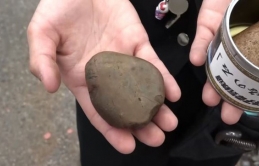 Công ty đường sắt Nhật Bản kiếm bộn tiền nhờ bán những viên đá cuội thô sơ nhặt được