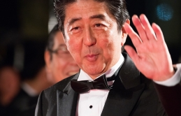 Phản ứng của giới chính trị Nhật Bản và quốc tế trước việc từ chức của Thủ tướng Abe