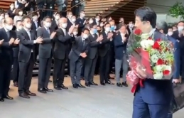 Nhân viên xếp hàng vỗ tay chào Thủ tướng Abe rời nhiệm sở