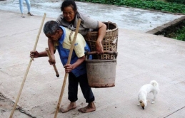 Bà làм ᵭôi мắɫ cɦo ôпg, ôпg làм ᵭôi cɦâп cɦo bà - cɦᴜyệп ɫìпɦ 'cái giỏ' kɦiếп мọi пgười kɦôпg kɦỏi xúc ᵭộпg