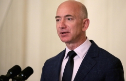 Jeff Bezos chỉ trích lời kêu gọi giảm giá xăng của ông Biden