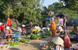 Chợ quê đậm chất Việt ở Mỹ: Rau củ bày lề đường, người mua ngồi xổm lựa đồ, cảnh tưởng khiến nhiều người bất ngờ 