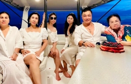 Đại gia đình Lý Hùng ngồi tàu ngắm cảnh biển Singapore