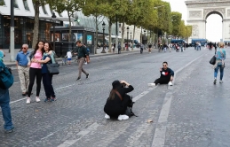 Việt kiều Mỹ vạch trần 7749 chiêu móc túi ăn vạ ở Paris
