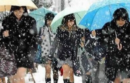 Mặc cho tuyết rơi trắng trời, nữ sinh Nhật Bản vẫn kiên cường diện váy ngắn xinh xắn tới trường