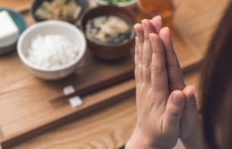 Vì sao người Nhật ăn cơm một mình vẫn nói ‘chúc ngon miệng’?