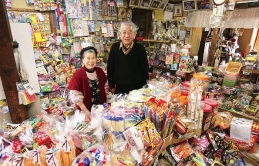 Vào cửa hàng mua kẹo, các em nhỏ Nhật Bản được dạy bài học đạo đức “nhớ đời”