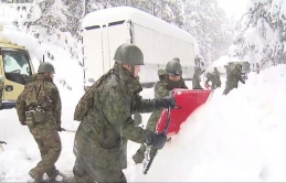 Tin nhanh: Lực lượng phòng vệ ra quân cứu trợ tỉnh Fukui “lặn ngập” trong tuyết