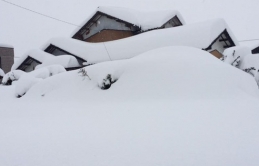Nhật Bản run rẩy chìm trong tuyết trắng, không thể ra đường vì băng tuyết chắn cửa