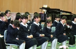Lễ tốt nghiệp không có chia ly, nhưng lại gây xúc động mạnh trên hòn đảo nhỏ Nhật Bản