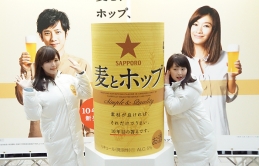Mẫu quảng cáo “ôm lon” kỳ lạ xuất hiện trước ga Shinjuku khiến ai cũng phải ghé qua để…nghe thử