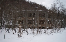 Bí ẩn rùng mình về 'ngôi trường tròn' bỏ hoang nổi tiếng nhất Nhật Bản