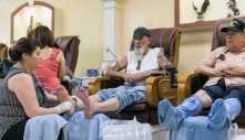 Câu chuyện của 2 phụ nữ gốc Việt làm nghề nail ở Mỹ: Tiền kiếm dễ nhưng nước mắt chảy ngược vào trong, đánh đổi sức khỏe để mưu sinh trên đất khách