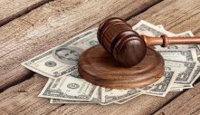 Mua bức tranh chẳng ai ngó tới với giá 10 usd, ông cụ không ngờ có được cả một gia tài