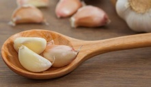 Thả 1 tép tỏi vào bồn cầu, bạn sẽ thấy lợi ích không ngờ, hãy thử ngay và luôn !