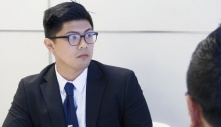 Chàng du học sinh tự tin đi xin việc khắp nơi nhưng đều bị từ chối với lý do giúp cảnh tỉnh những thói quen xấu tính khi đi ở xứ người