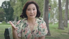 Nghệ sĩ Hồng đào chia sẻ cuộc sống tại Mỹ, tiết lộ biến cố sức khỏe : Không đi lại và ngồi dậy được
