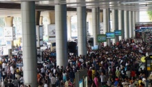Nữ Việt kiều báo bị mất hàng trăm triệu đồng sau khi ôm người thân