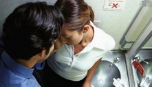 Tiếp viên hàng không bị bắt quả tang quan hệ trên máy bay, kiếm 900.000 USD trong 2 năm 