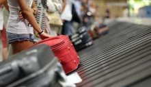 Vì sao phải đợi lâu để lấy hành lý tại sân bay?