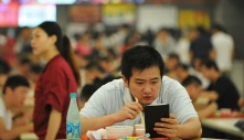 Những người trẻ 'không xu dính túi' vào cuối tháng