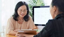 Tiền gửi tiết kiệm dưỡng già bị 'đánh tráo' thành gói bảo hiểm