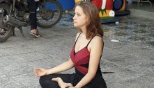 Nhiều khách Tây 'dạt' sang Việt Nam vừa du lịch, vừa xin tiền