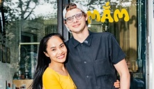 Vợ chồng Việt 'xách' 100 lít mắm tôm, mang cả máy làm đậu mở quán bún ở Mỹ