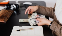 Kiếm 125.000 USD/năm vẫn không đủ sống vì mắc nợ sinh viên