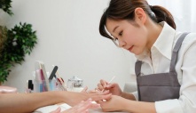 Nên đi sang Mỹ làm nail hay ở Việt Nam học đại học?