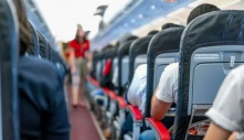 Đi máy bay được 1 phụ nữ lớn tuổi nhờ vả, còn gọi là ‘con gái’, người phụ nữ suýt gặp họa