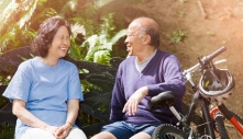Cha mẹ Việt xin đừng cả đời chạy theo con cái, hãy để con tự lập, đời cua cua máy, đời cáy cáy đào 